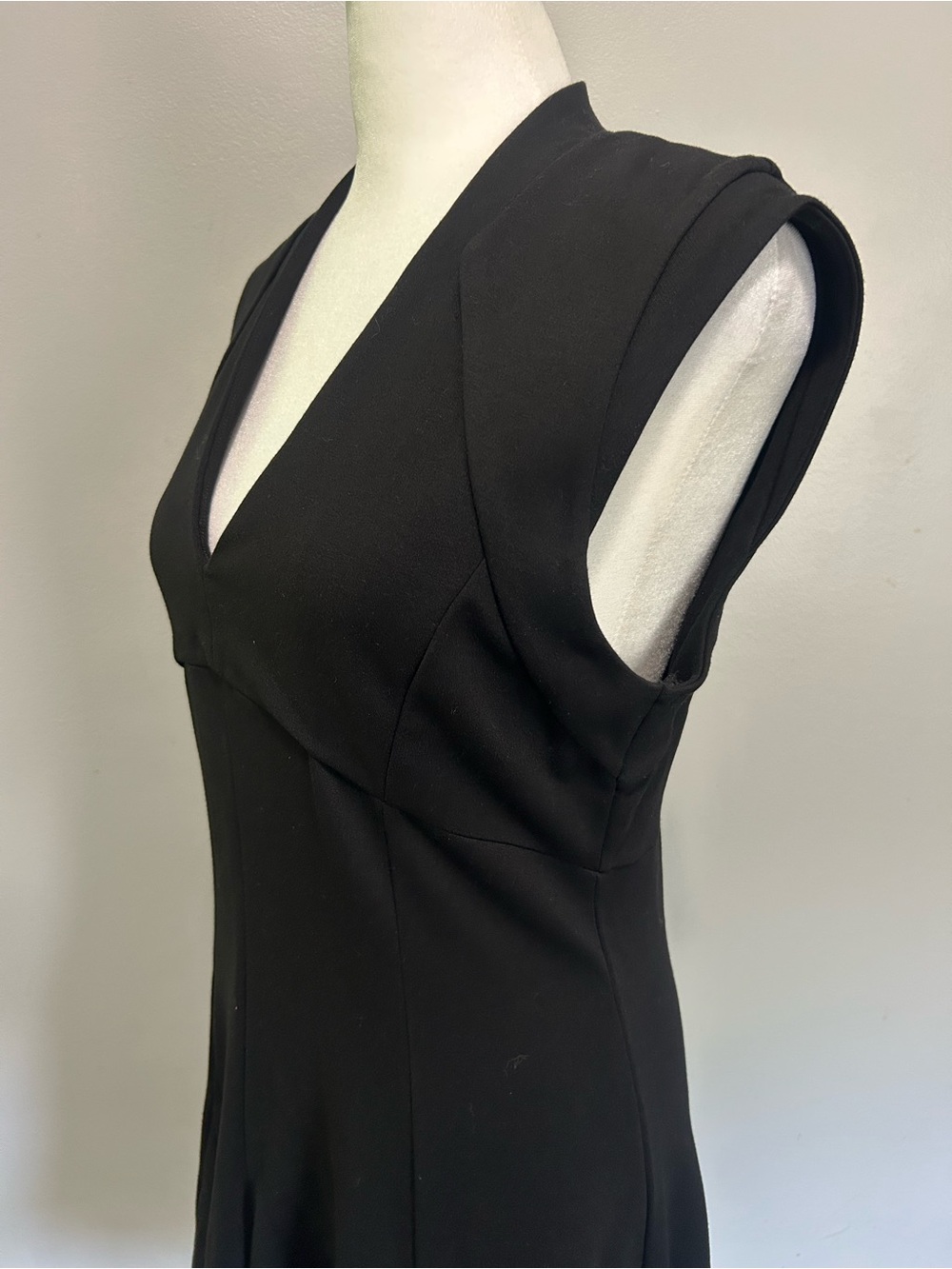 French Connection Black V-Neck Sleeveless Flare Dress Thick Stretch Cocktail 10 - Picture 2 of 8